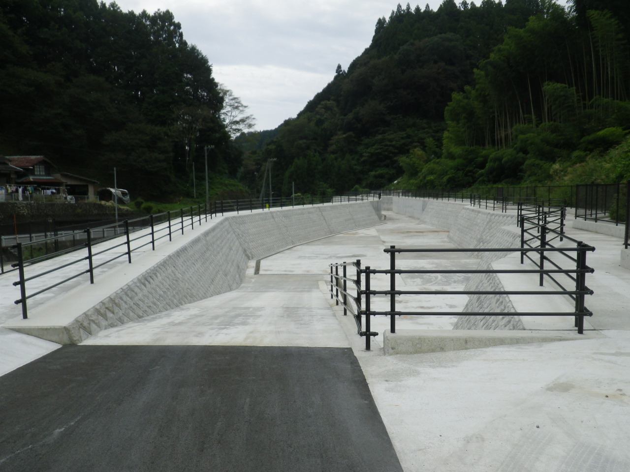 令和3年 中部横断自動車道葛沢地区調整池整備工事　