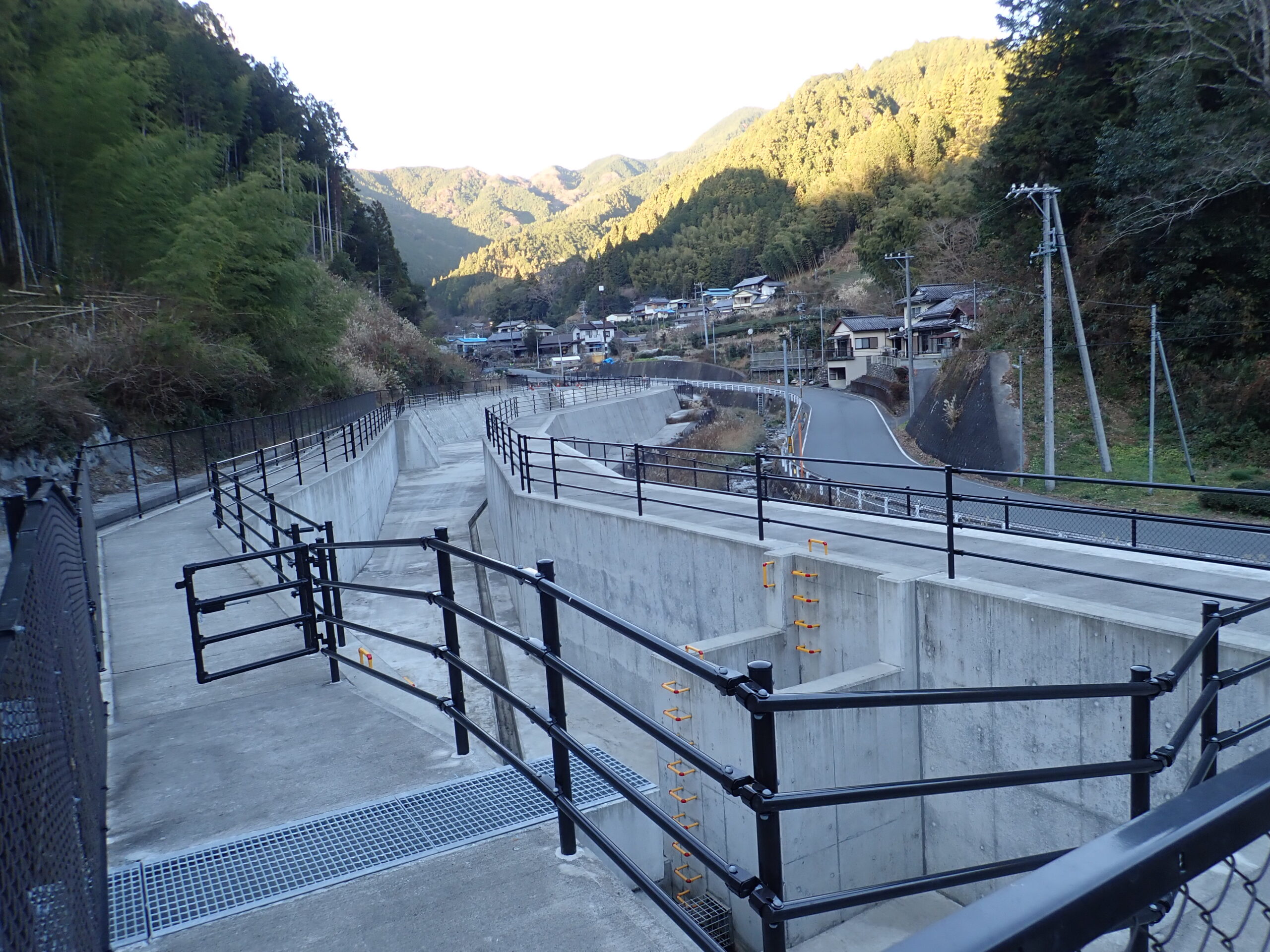 令和3年 中部横断自動車道葛沢地区調整池整備工事　