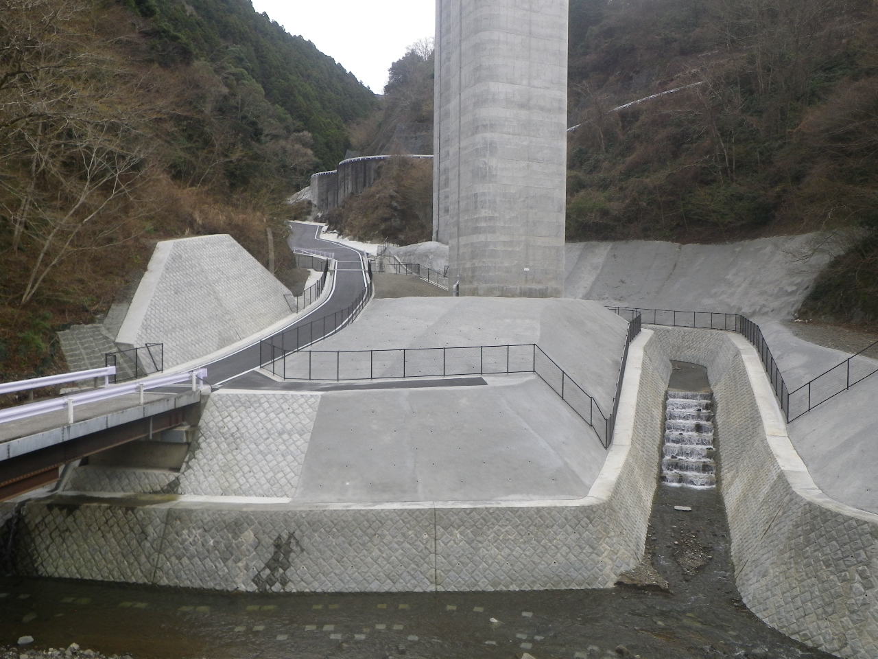 平成30年 新東名高速道路芝川地区付替水路工事　