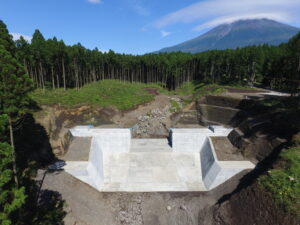 H28.9完成　平成27年度富士山竹沢第1砂防堰堤工事　北山